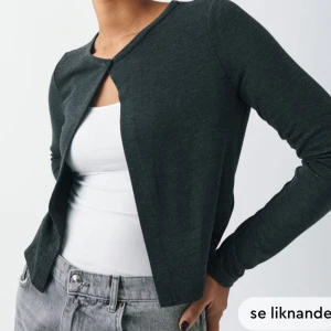 Cardigan  - Säljer denna cardigan från Gina då den tyvär aldrig kommer till användning