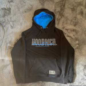 Svart hoodrich hoodie jag fick i inbyte, snyggt helhet intryck men finns små skavanker därav priset, skön passform