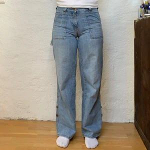 Workwear jeans - Snygga jeans, workwear stuk. Bra skick. Står stl.38 men skulle uppskatta stl till w.25. Midjan mäter 37cm rakt över.