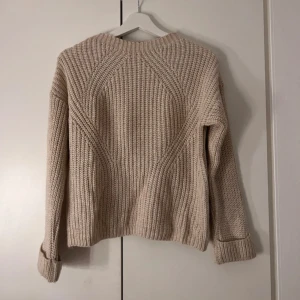 Beige stickad tröja Ullared - Beige stickad tröja troligtvis från Ullared. Märket heter Hailys. Nästintill oanvänd❣️
