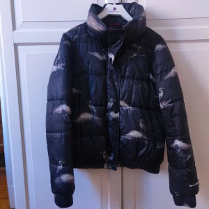 DKNY Pufferjacka - Svart pufferjacka med tranor