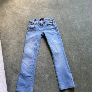 LTB jeans  - Säljer LTB jeans, inga defekter  31 cm i midjan rakt över o 68 cm innerbenet väldigt bra skick  Uppsydda för någon som är 150 cm 