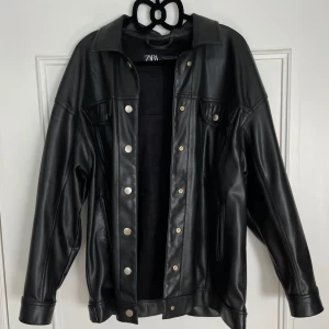 Läderjacka - Svart läderjacka från Zara. I storlek xs men oversized. I bra skick!
