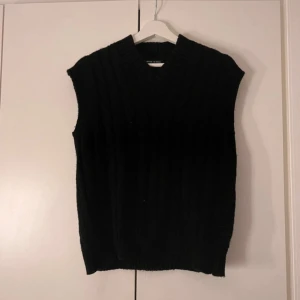 Svart stickad väst  - Svart stickad väst vet tyvärr inte märket. finns även ingen etikett om vilken storlek det är men skulle gissa på storlek s❣️
