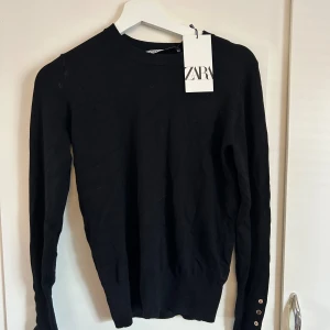 Zara tröja - Jättefin finstickad svart tröja ifrån zara med knappar vid ärmarna! Aldrig använd, nyskick💗💓🩷