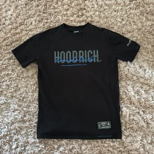 Hoodrich t-shirt - En snygg hoodrich t-shirt utan några skador eller något liknande. Vid fler frågor är det bara att skriva 