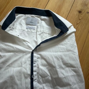 Bläck skjorta - En vit bläck skjorta i mycket bra skick, nästan aldrig använd.