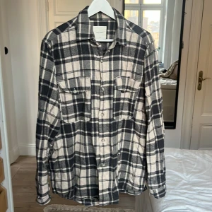 A Days March flanellskjorta - Flanellskjorta från A Days March i storlek XL Mycket bra skick  Passar även en L Nypris 1000 kr