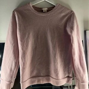 Rosa ull tröja - Säljer denna jättefina ull tröjan från DKNY då den är aldelles för liten. Priset kan diskuteras!💕