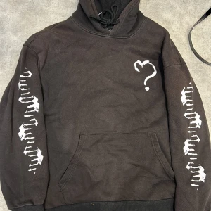 Svart hoodie - Svart hoodie köpt second hand o finns ingen lapp så vet inte storlek eller märke men gissar på L 🤍 bra skick men lite urtvättad färg (brunaktig) skriv för mer info 