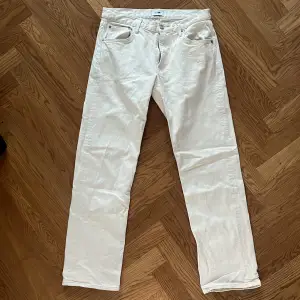 Jeans med rak passform från NN07 Tillverkade i en lätt stretchig bomullskvalitet Storlek 34/34 men funkar bra för 32/34, 33/34, 32/32 och 32/33 Nyskick, använda 5-6 ggr Nypris 1700