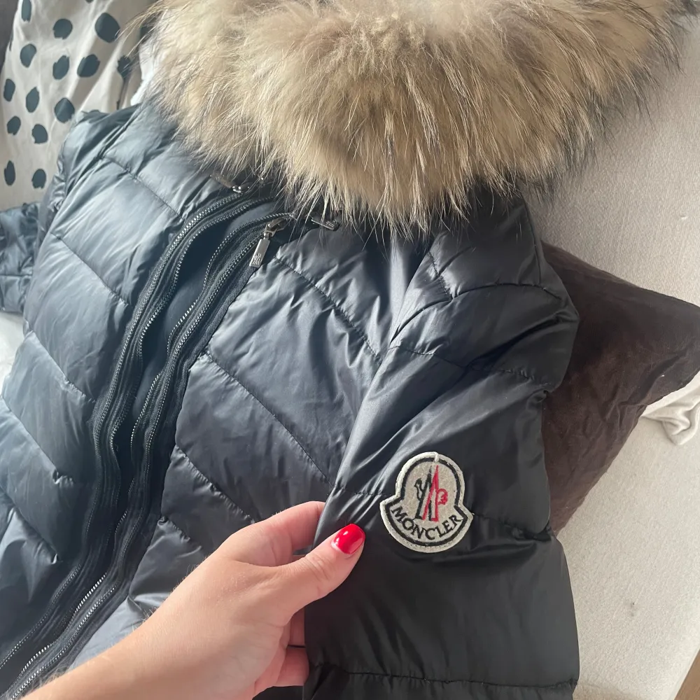 OÄKTA moncler vinter jacka. Bra skick. Står ej storlek i men skulle gissa på ungefär S.. Jackor.