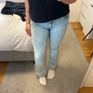 Bikbok low flare jeans - Använda mellan 5-10 gånger, hela och rena. Normala i storleken💗