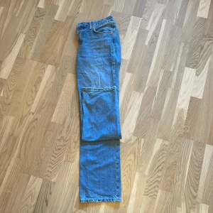 Lager 157 jeans ( Kollektion: iconic) - Super fina jeans från lager 157 (lågmidjade) knappt andvända str M. Kostar endast 80kr orgenalpris 400kr. Inga defekter finns och som sagt knappt andvända. Fler bilder kan skickas vid intresse. Det är bara att skriva om du har några frågor.💗