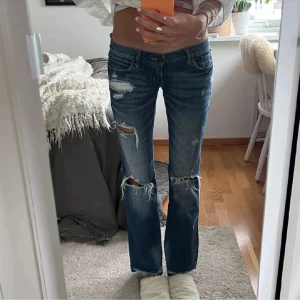 Lågmidjade jeans - Säljer dessa skitsnygga lågmidjade  jeans som är köpta på Plick som tyvärr inte passa🩷midjemått rakt över är 37 innerbenslängd 80🩷bilderna är från förra ägaren