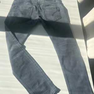 Dondup jeans - Säljer dessa populära Dondup jeans i modellen George i ljus grå storlek w34 men är mindre i storleken och sitter som storlek w33/32. Jeansen är i ny skick och priset är ej hugget i sten.