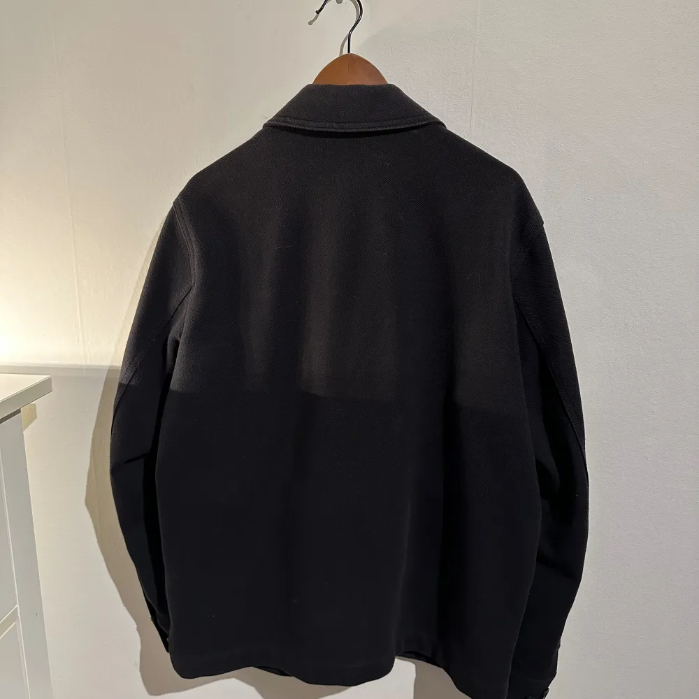 Säljer en stilren svart overshirt från Zara. Den har en klassisk krage och knappar framtill. Perfekt för lager-på-lager-stil under hösten. Två stora fickor på bröstet ger en cool look. Passar både till vardags och fest!. Jackor.