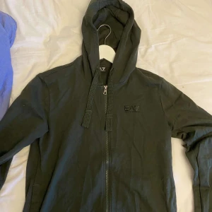 Armani zip hoodie  - Säljer nu min gröna Armani zip som aldrig är använd. Säljer pga att den blivit för liten, skicket är 10/10 och priset sänks vi snabb affär.
