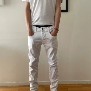 Replay jeans - Ett par vita limited edition replay jeans i storlek 31. Modellen säljs inte längre och är eftertraktad. Nypris 1600. Ett par byxor för finare tillfällen eller bara att ha på vardag. Passar till allt liksom! Bara att skriva ifall ni har frågor 