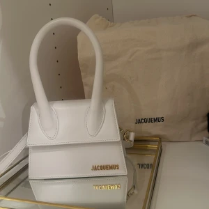Jacquemus väska vit  - Helt ny väska köpt förra året men aldrig andvänd. 