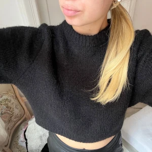 Stickad tröja zara - Stickad/fluffig svart tröja från Zara. Lite croppad modell! Säljer för används ej längre.