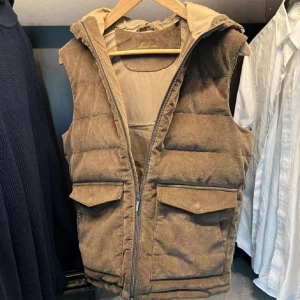 Stenströms väst med luva - Brun manchester väst ifrån Stenströms  i bra skick.