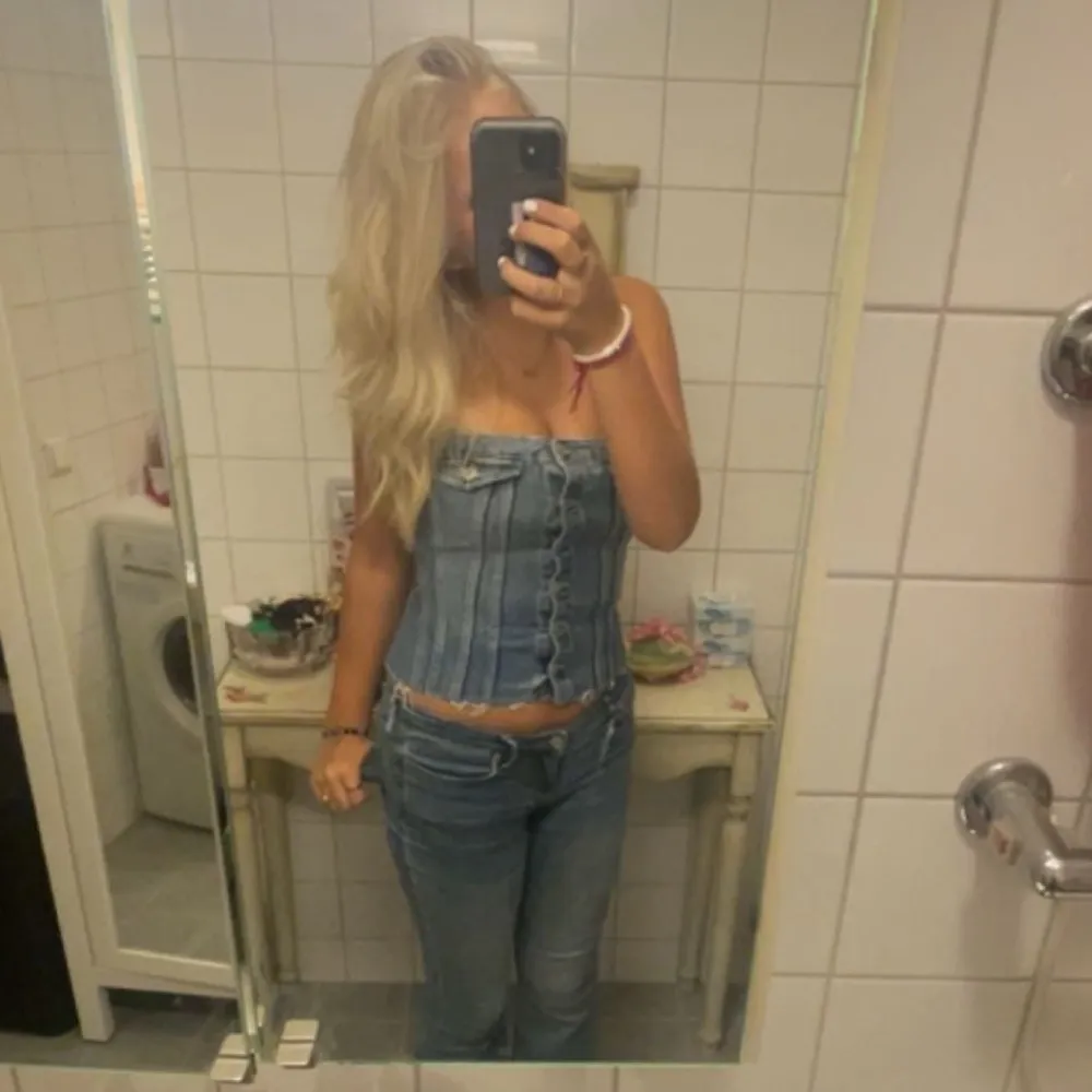 Säljer min fina jeans topp från zara!💕 några trådar sticker ut men tror man bara kan klippa bort det utan några problem! köpte toppen för 329kr💕 priset kan diskuteras. Toppar.