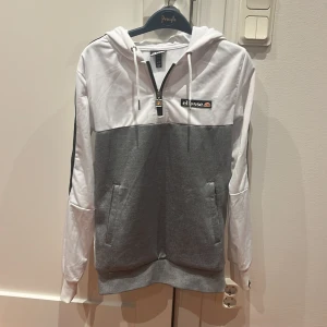 Zip hoddie - Säljer denna feta ellessetröja för att den blivit för liten. Kvalitet är riktigt bra och den har inga skador.