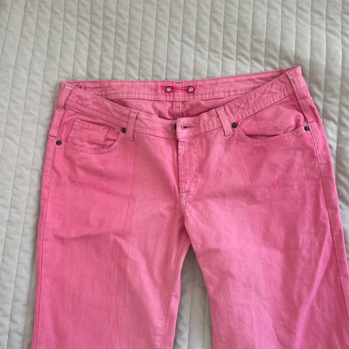 Lågmidjade rosa jeans från GUESS - 90