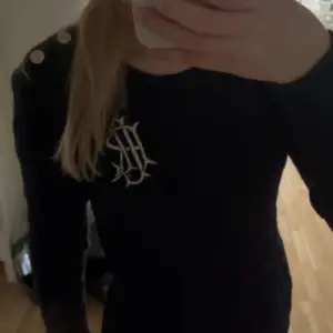 Söker denna as snygga marinblå tröjan ifrån Ralph Lauren då jag har en till liknande. Nästan aldrig använd och i topp skick! Storlek Xs/s. Skicka pris förslag!❤️