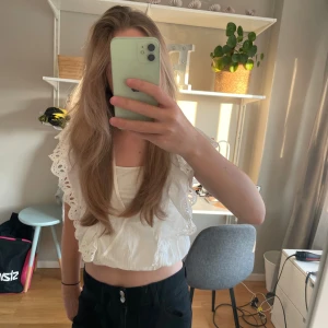 Vit zara blus - Vit zara blus, jätte fint skick (aldrig använd). Stl XS. Köpt för ca 280kr. Frakt ingår ej 🚚 