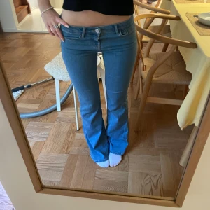 Only jeans  - low waist jeans från only som knappt är använda, därav inga defekter!!💘 köpt för 479kr (JUST NU SLUTSÅLDA)