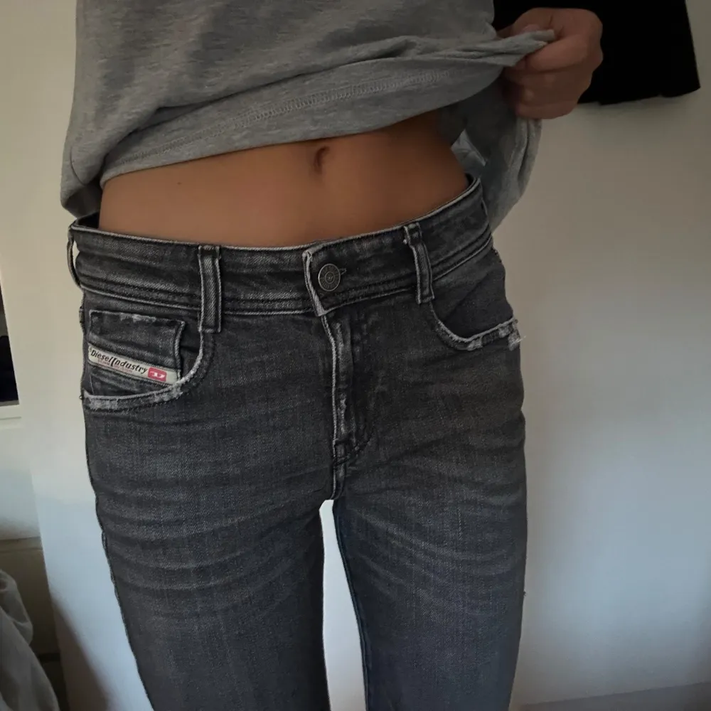 Gråa jeans från Diesel. Storlek 27/34 men har sytt upp dem för att dem ska passa mig som är 170 cm. . Jeans & Byxor.