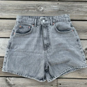 Grå jeansshorts - Säljer dessa gråa jeansshortsen från Gina Tricot i stl 36, aldrig använda. Dem är högmidjade men jag brukar vika ned dem.