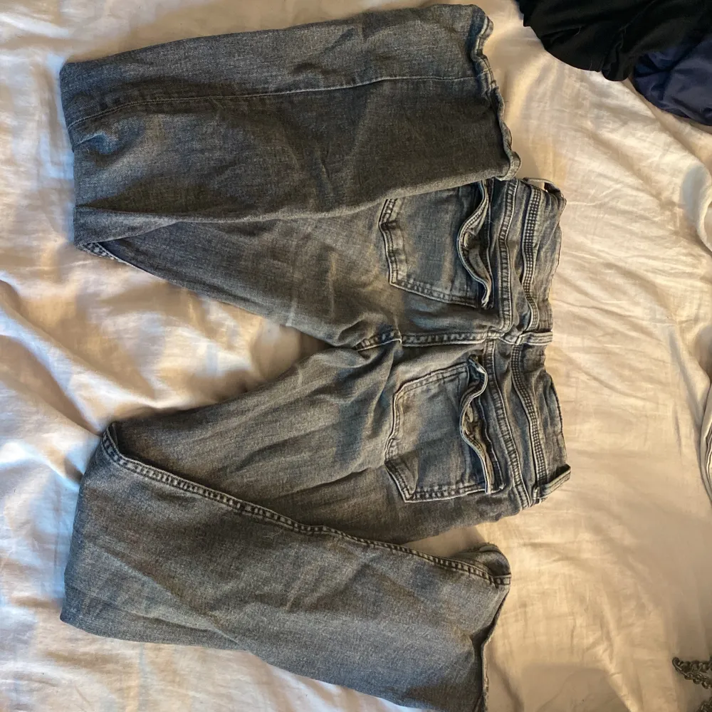 Lågmidjade bootcut jeans från Gina, bra skick lite skrynkliga där nere men fixar innan ja skickar ut de köpta för 450. Jeans & Byxor.