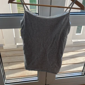 Linne med lite spets - Linne som är använt några gånger. 10/10 i skicket. Skriv privat för fler bilder och frågor 