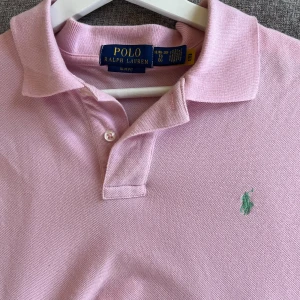 Polo Ralph lauren  - Storlek smal, ljusrosa, riddaren är grön, väldigt fin o skön piké och går att kombinera med mycket