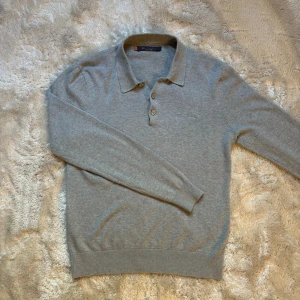 Rugbytröja  - Rugbytröja/tröja med knappar. Skick 9/10. Använd. Modell: 180cm/60kg. XS men passar S. 