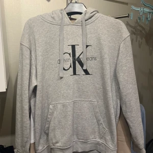 Calvin Klein hoodie - Säljer denna Calvin Klein tröja pga använder den aldrig, sitter bra på en 183cm