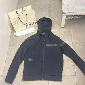 Hugo boss zip hoodie - Säljer nu min boss zip då den börjar bli för liten. Nypris:2099  Pris kan diskuteras.