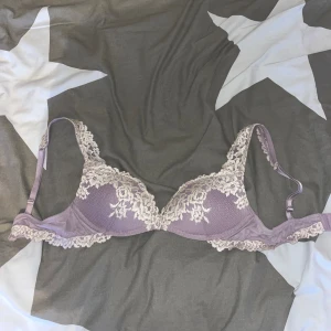 Intimissimi bh - Jättefint skick! Endast använd 2-3 gånger då den är för liten. Populära modellen gioia. Färgen säljs inte längre🥰