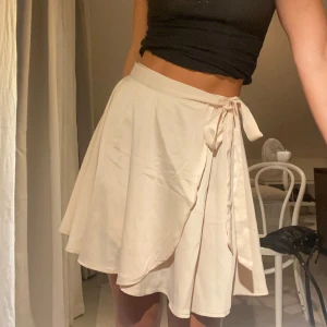 Vit omlottkjol med knyte - Vit glansig omlottkjol man knyter själv precis så man vill ha den. Därför skulle jag anse att de passar allt vi från Xs-L. Använd bara någon enstaka gång. 