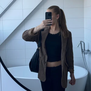 Kappa - Säljer denna kappa som är en perfekt brun och beige jacka nu till hösten🍁 Jag hittade den i en garderob här hemma och vet inte mer om märket än att det är en märkes kappa💕 storleken är 38 men passar även mig som vanligtvis har 36!