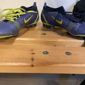 Ett par fina fotbollskor från Nike inte använt så mycket. Inte original snörren.