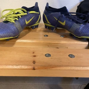 Fotbollskor nike - Ett par fina fotbollskor från Nike inte använt så mycket. Inte original snörren.