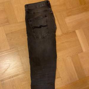 Tja säljer dessa nudie jeans med en svartgrå tvätt, de är i felfritt skick och ser riktigt fräscha ut. Storleken är 30/32 men passar många beroende på hur man har de och om man har bälte eller inte. För fler frågor är de bara att skriva.