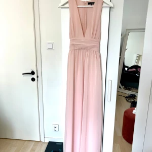 Balklänning  - Några missfärgningar i tyget, går säkert att få bort men inget jag provat. Väldigt fin på 🌸