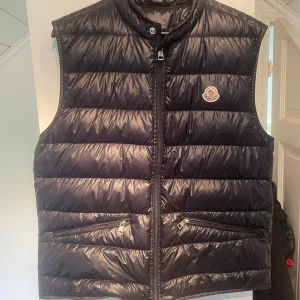 Moncler gui väst - Säljer en fin moncler gui väst utan några skador eller problem, skick 9/10, Nypris 8999kr. Vid frågor är det bara att skriva. Storlek 4 motsvarar M/L