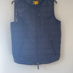 Parajumers väst  - Använd 3/4 gånger  Storlek s herr Som ny Nypris 4500kr