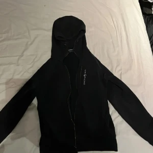 Sail racing zip hoodie - En hyfsat ny sail racing hoodie i utmärkt skick köpt för 1500 på johnells i juli så knappt använd 